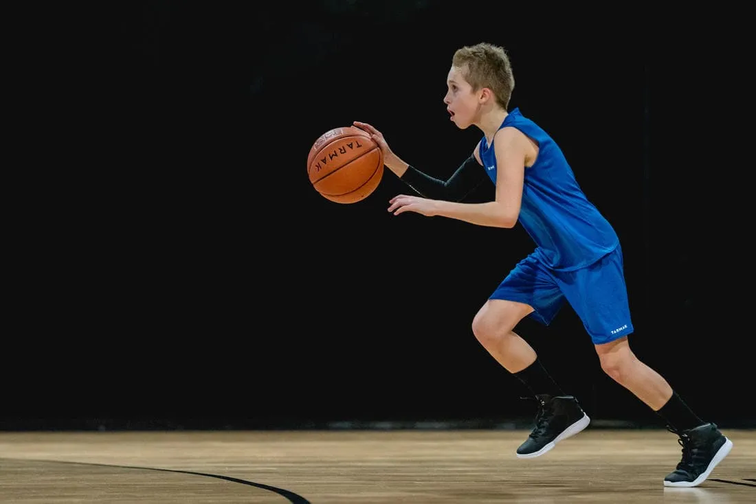 CHAUSSURES DE BASKETBALL ENFANT DÉBUTANT - SS100 NOIR