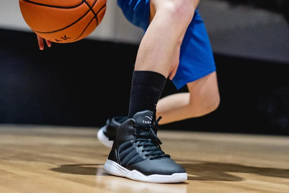 CHAUSSURES DE BASKETBALL ENFANT DÉBUTANT - SS100 NOIR