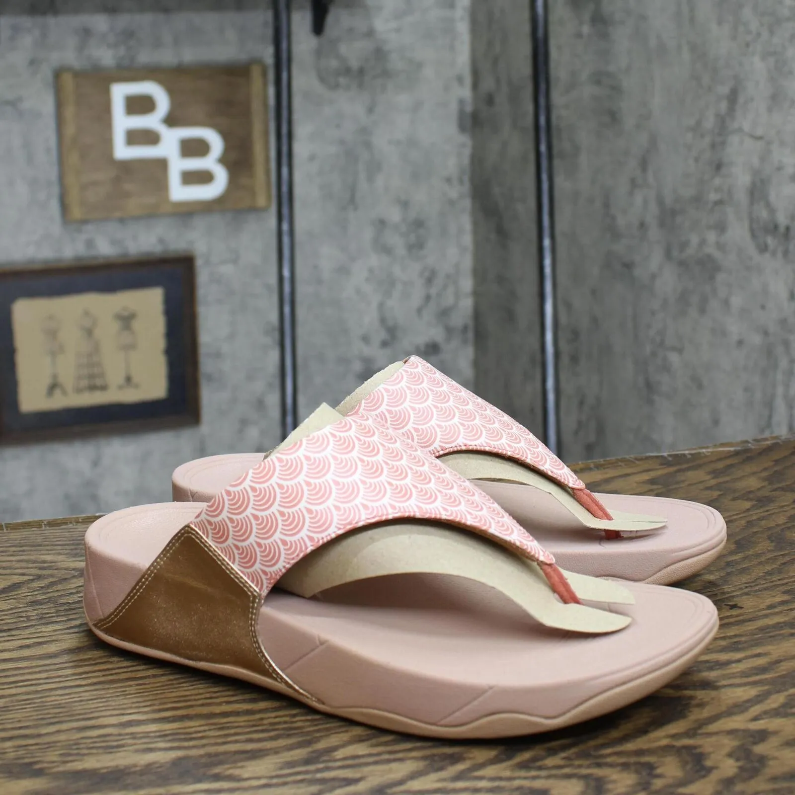 Fitflop Women's Lulu Wave-Print Wide Fit Toe-Post Sandals DM3 Soft Pink 9M