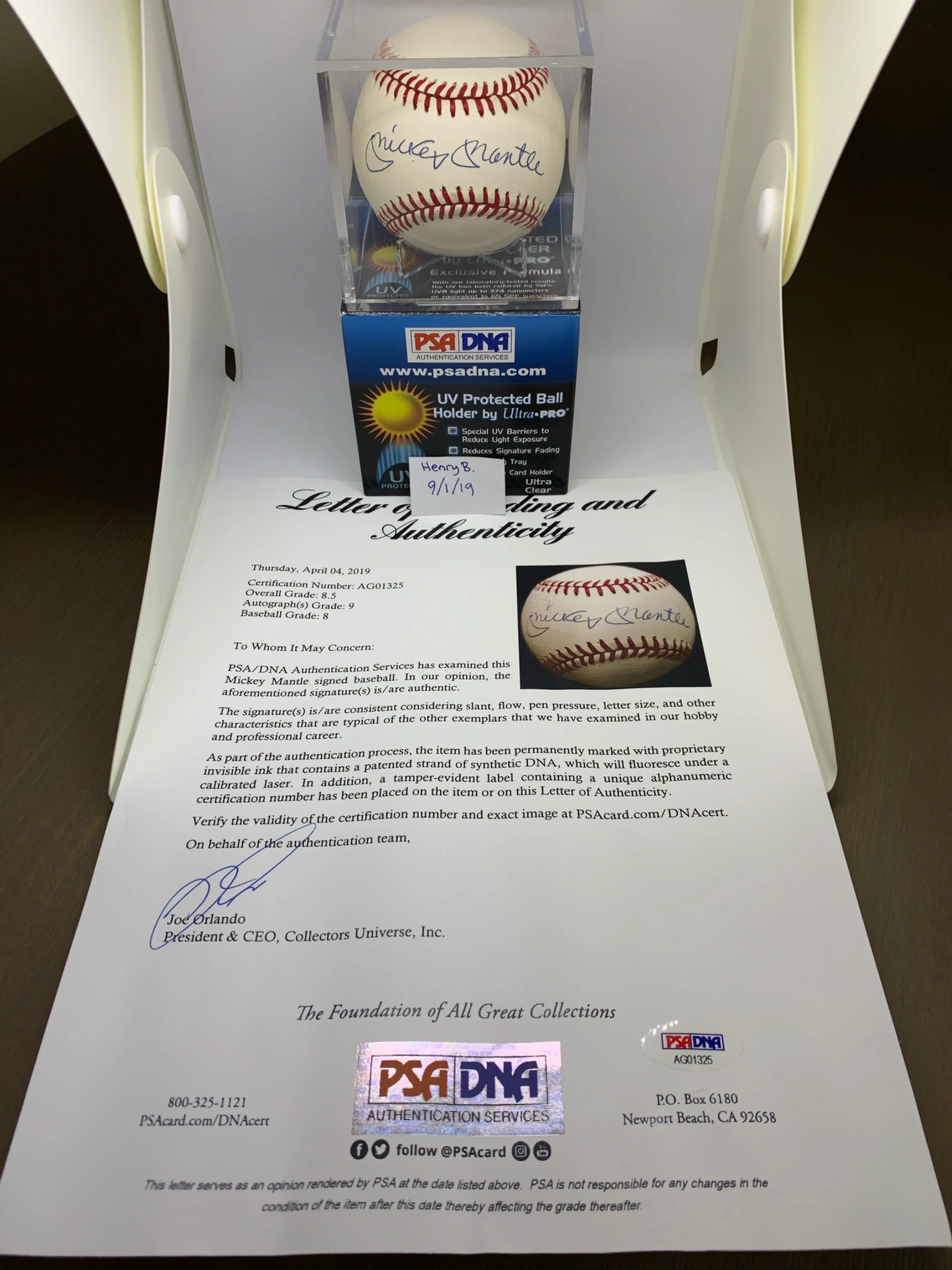 LED Photo Box Sports Cards Pro Edition 8in x 8in with USB Cable, Travel Bag and 2 Backgrounds