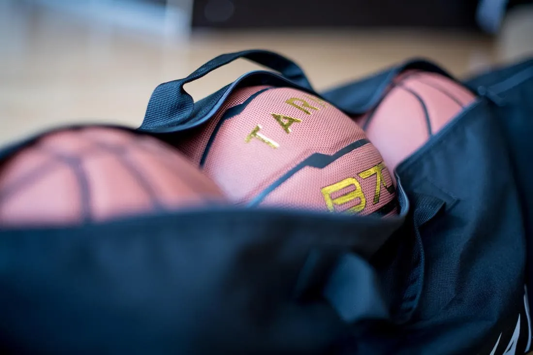 Sac de basket résistant pour transporter jusqu'à 5 ballons de tailles 5 à 7.