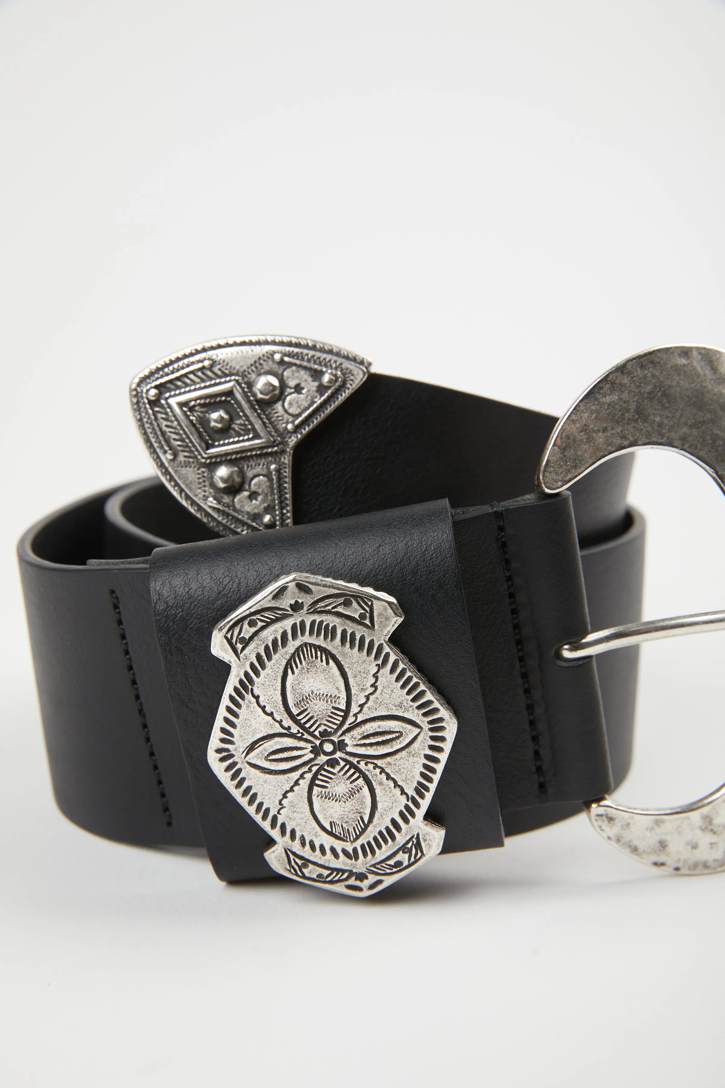 VINTAGE-INSPIRED LEATHER BELT