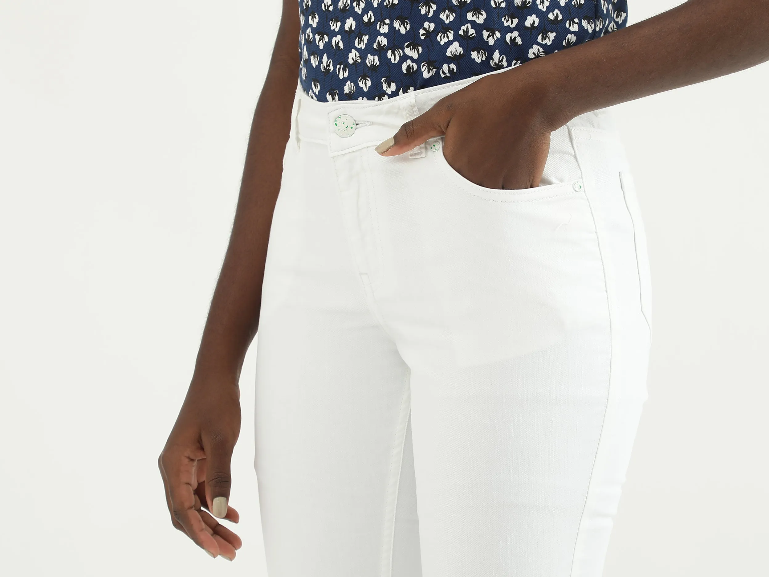 Women Solid Skinny Fit Jeans