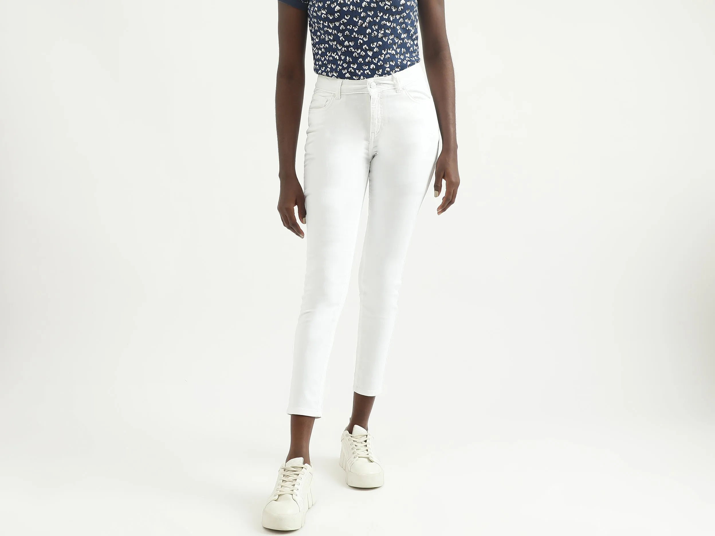 Women Solid Skinny Fit Jeans